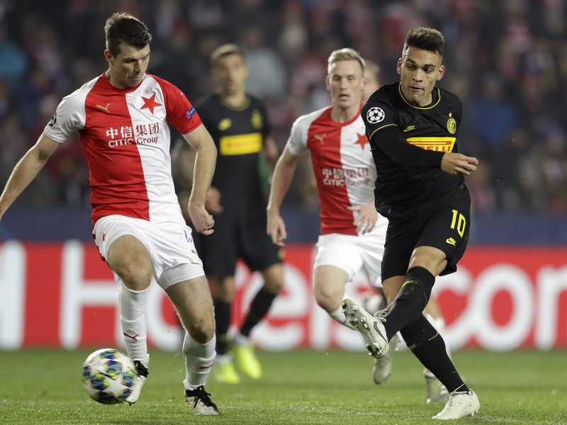 Lautaro Martinez (vpravo) z Interu Miláno počas zápasu 5. kola F-skupiny skupinovej fázy Ligy majstrov Slavia Praha - Inter Miláno 