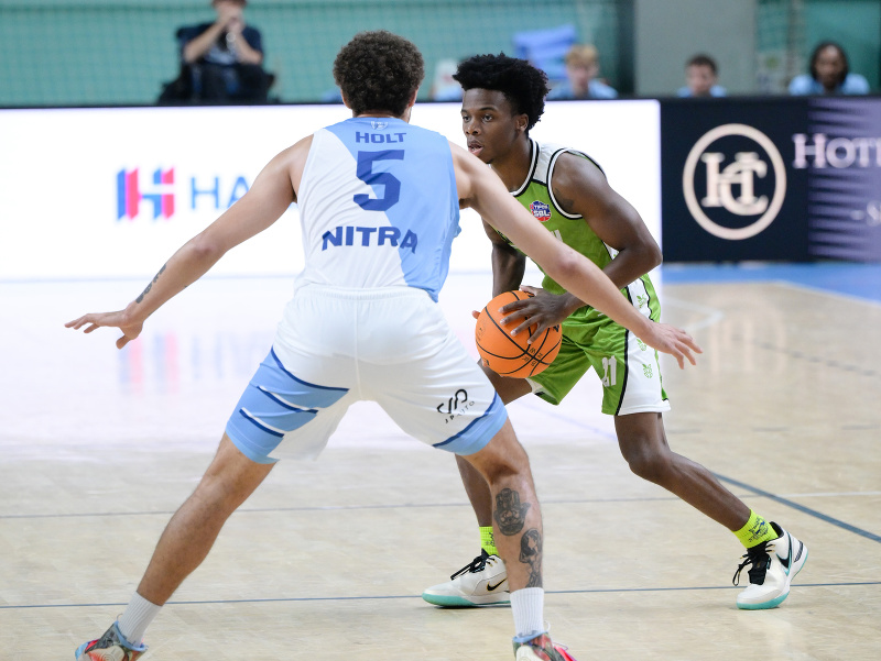 Na snímke zľava Ryland Thomas Holt (Blue Wings) a Nigel Deandre Allyn Scantlebury (Slávia SPU)