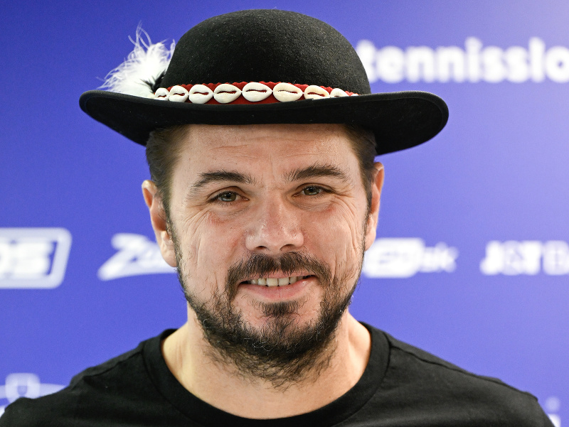 Švajčiarsky tenista Stan Wawrinka pózuje s goralským klobúkom počas tlačovej konferencie v Bratislave