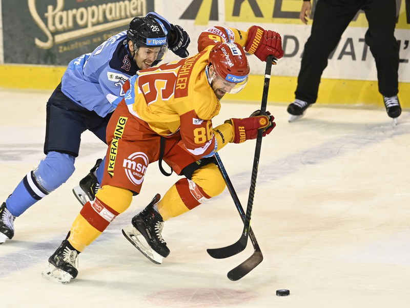 Na snímke v popredí Jake Coughler (Dukla) a  v pozadí Marek Hudec (Slovan)
