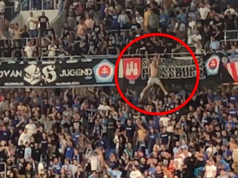 Fanúšik Slovana preskočil zábradlie