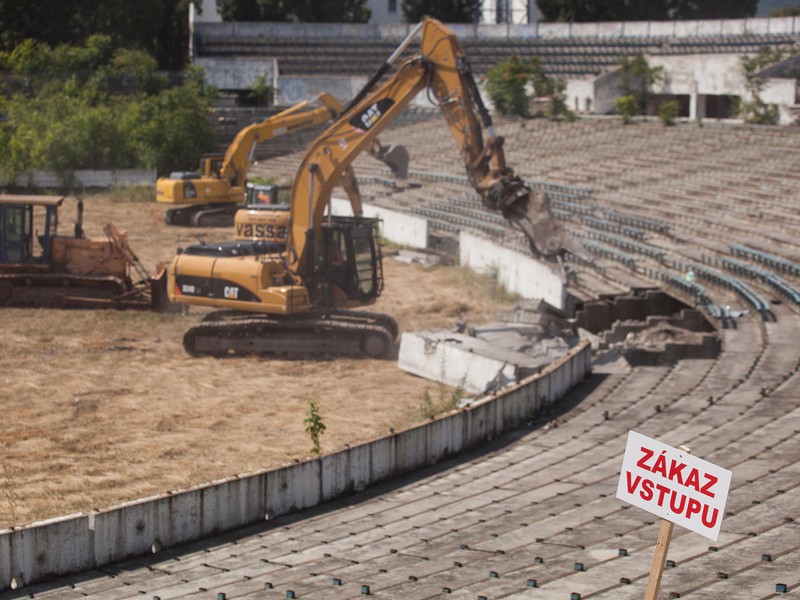 Ťažké mechanizmy už týždeň demolujú futbalový štadión na Tehelnom poli