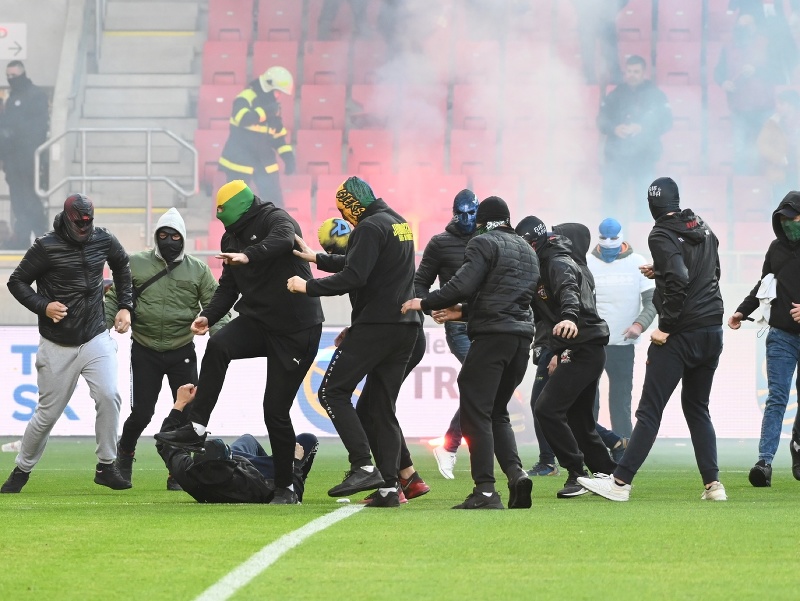 Na snímke bitka medzi fanúšikmi Slovana a Spartaka
