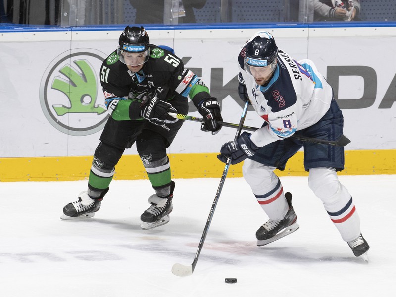 Na snímke vpravo Michal Sersen (Slovan) a vľavo Juraj Jurík (Nové Zámky)