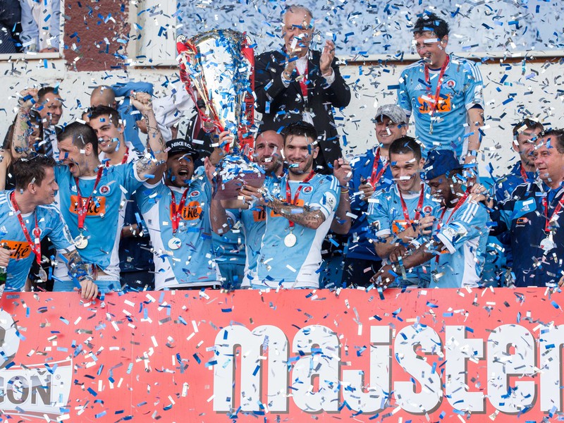 Hráči Slovana s trofejou víťaza ligy