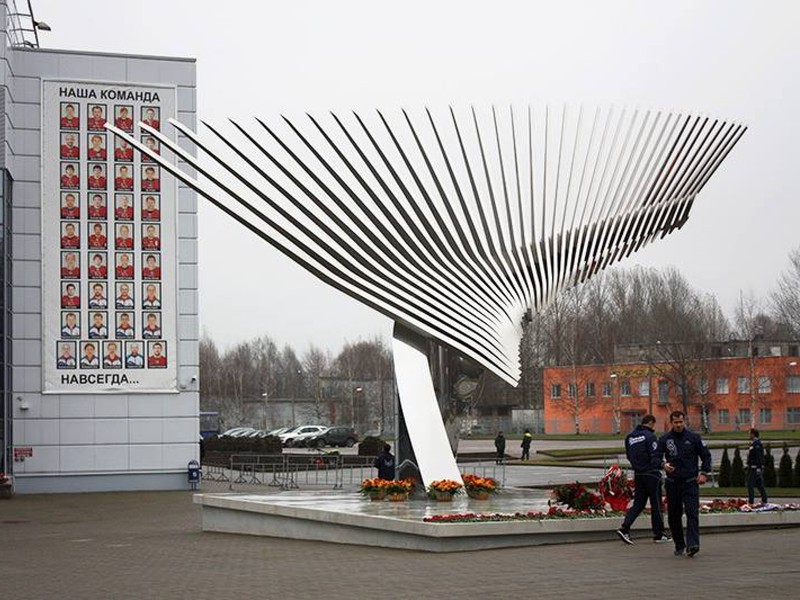 Slovanisti pri pamätníku obetiam nešťastia v Jaroslavli v roku 2011