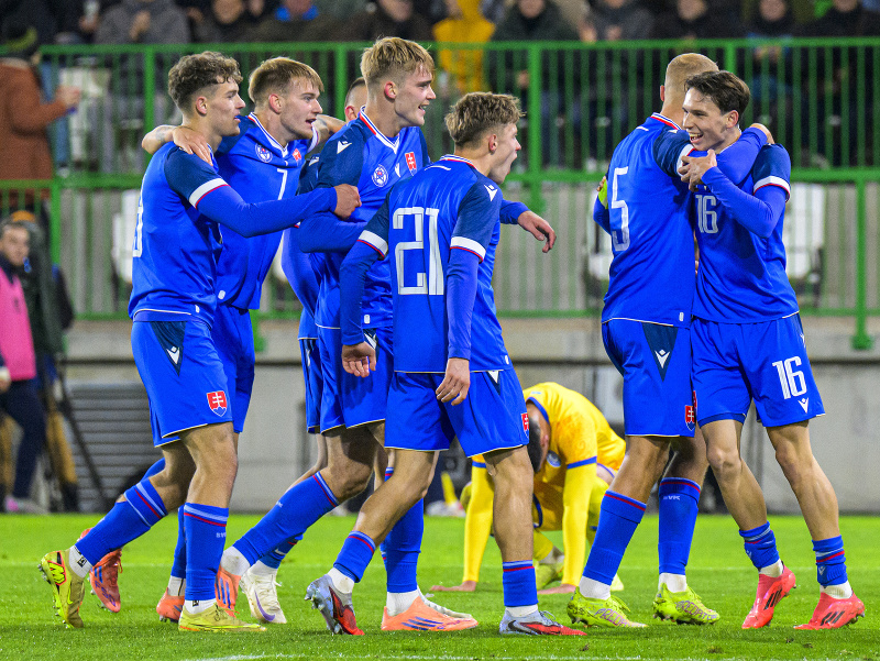 Hráči Slovenska oslavujú gól
