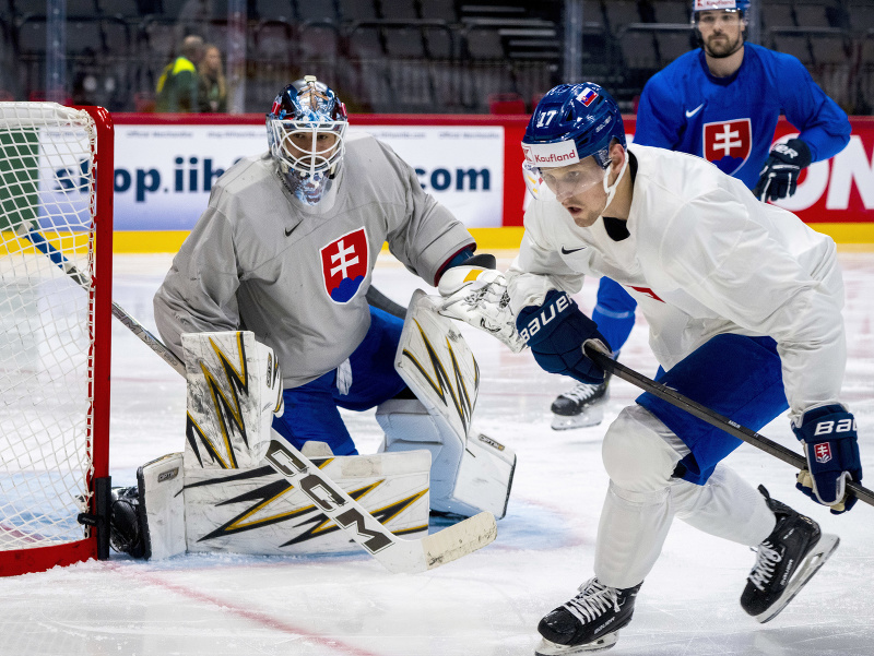 Na snímke slovenskí hokejisti, zľava brankár Adam Húska, Matej Kašlík a vzadu Maxim Čajkovič