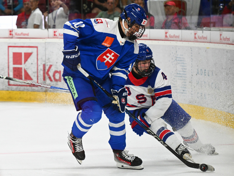 Kade Meyer (USA) a Oliver Ozogány (Slovensko) bojujú o puk