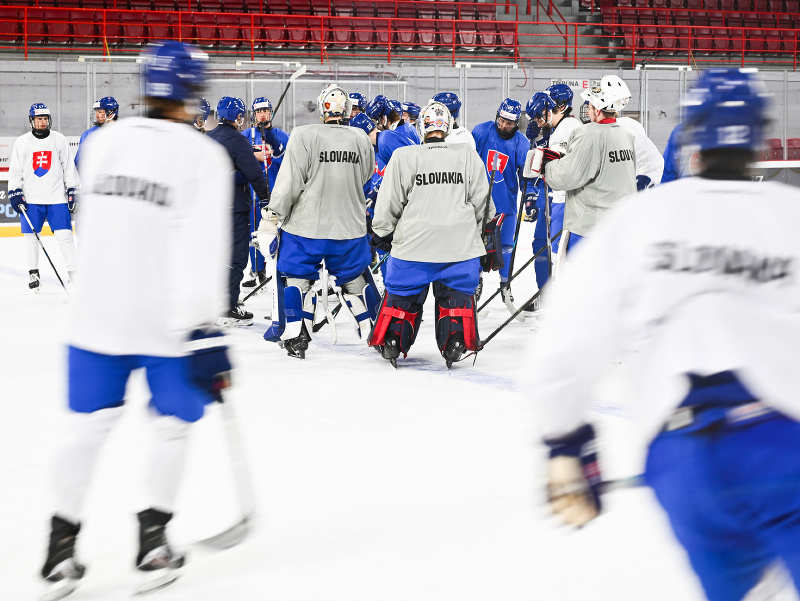 Na snímke hokejisti slovenskej hokejovej reprezentácie SR 18 počas tréningu pred domácimi majstrovstvami sveta v hokeji hráčov do 18 rokov 