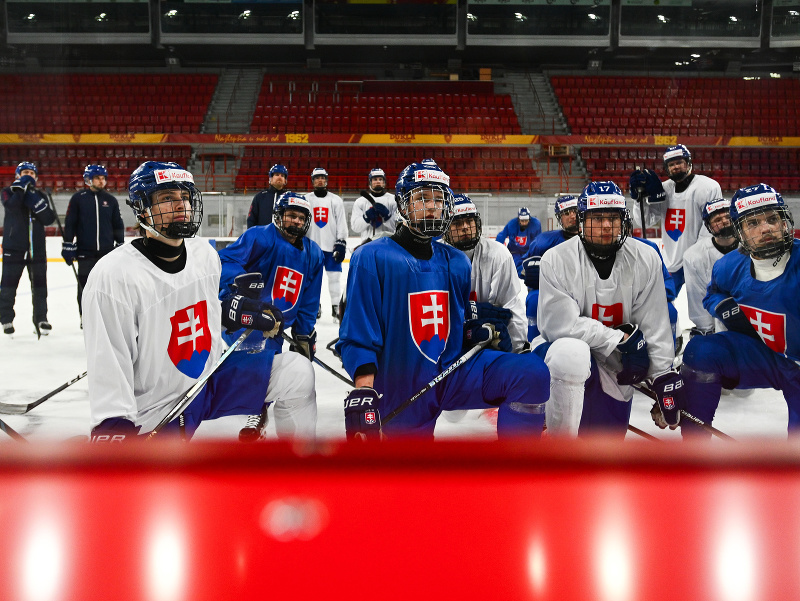Na snímke hokejisti slovenskej hokejovej reprezentácie SR 18 počas tréningu pred domácimi majstrovstvami sveta v hokeji hráčov do 18 rokov 