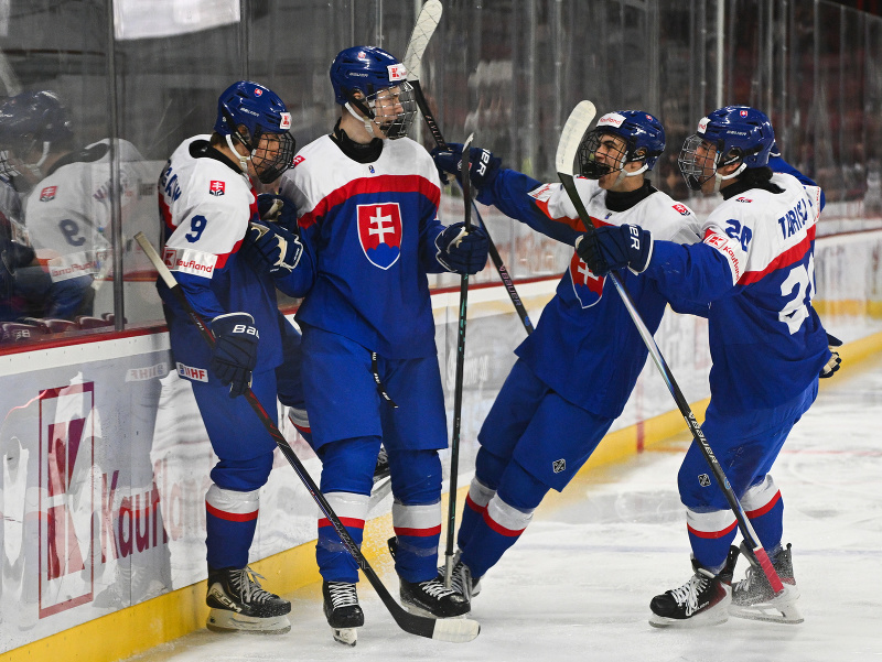Na snímke hráči Slovenska sa tešia po prvom góle v zápase základnej A-skupiny medzi Slovenskom a Nórskom na hokejových majstrovstvách sveta hráčov do 18 rokov