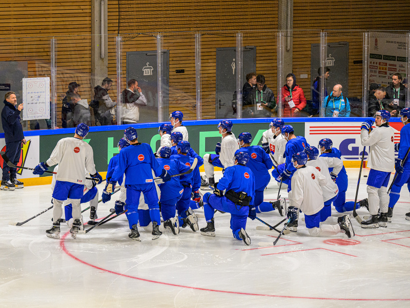 Na snímke hokejisti Slovenska počas prvého tréningu slovenskej hokejovej reprezentácie pred otvorením 89. majstrovstiev sveta v ľadovom hokeji 