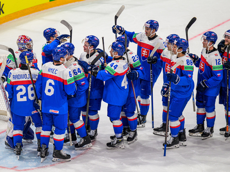 Slovenskí hokejisti oslavujú víťazstvo po zápase na MS 2026