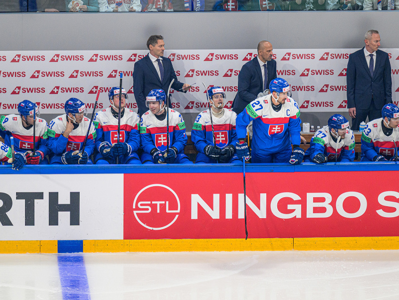 Slovenská lavička počas zápasu na MS v hokeji