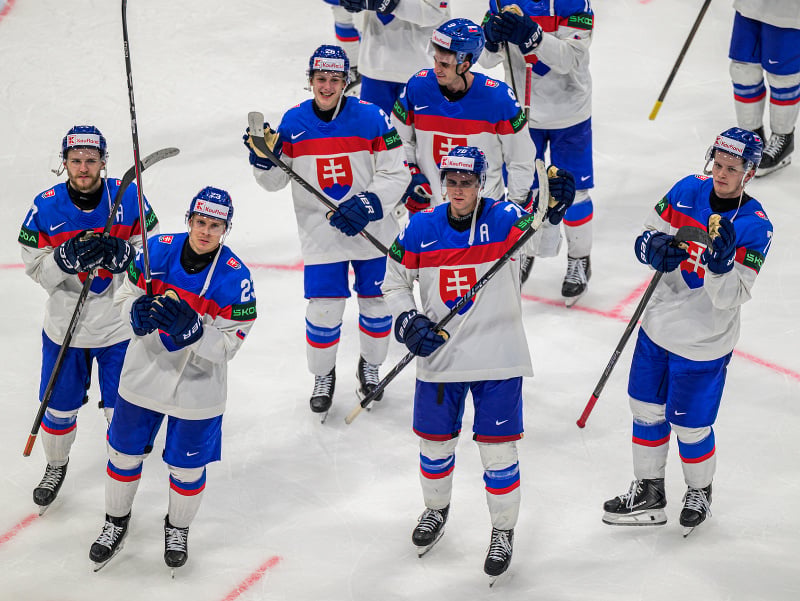 Slovenskí hokejisti sa tešia z výhry