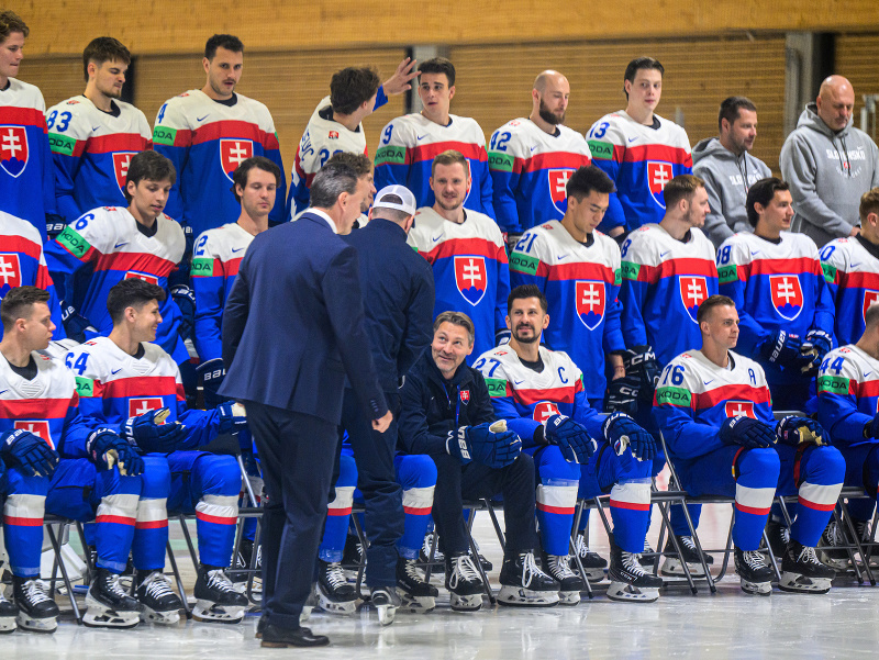 Slovenská hokejová reprezentácia počas tímového fotenia na MS 2026