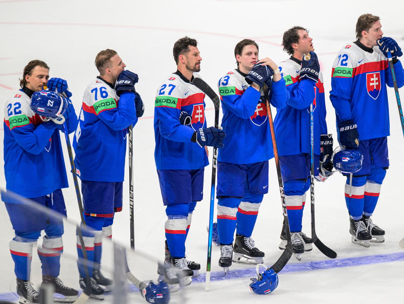 Na snímke sklamaní slovenskí hokejisti po prehre s Kanadou