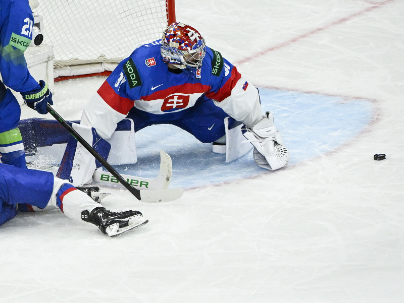 Samuel Hlavaj v zápase proti Slovinsku na MS v hokeji 2025