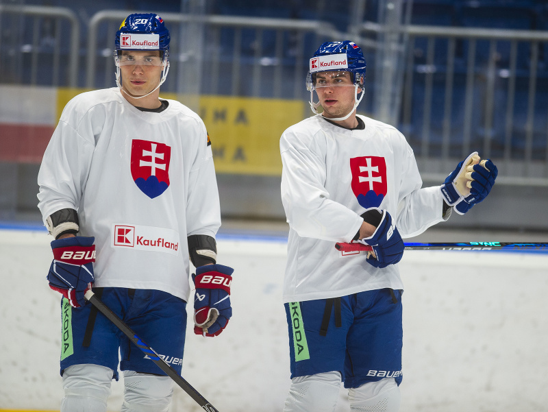 Na snímke reprezentanti SR v hokeji, zľava Juraj Slafkovský a Šimon Nemec počas tréningu na zraze reprezentácie pred majstrovstvami sveta 2024 v hokeji v Ostrave a v Prahe