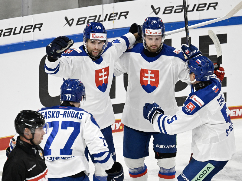 Hráči Slovenska oslavujú gól do siete Nemecka