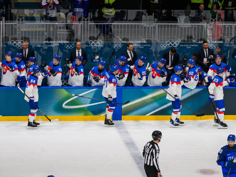 Na snímke slovenskí hokejisti sa tešia z gólu v zápase základnej B-skupiny Taliansko - Slovensko v ľadovom hokeji na zimných olympijských hrách 2026
