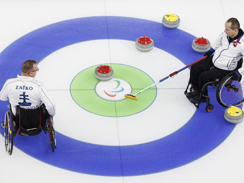 Slovenskí reprezentanti v curlingu na vozíku sprava Radoslav Ďuriš a Peter Zaťko