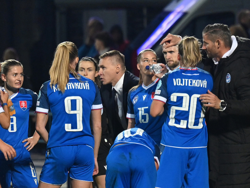 Tréner Peter Kopúň a slovenské futbalistky