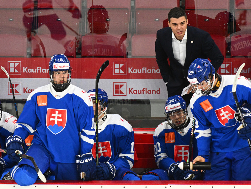 Hlavný tréner slovenskej reprezentácie hráčov do 18 rokov Martin Dendis (vpravo)