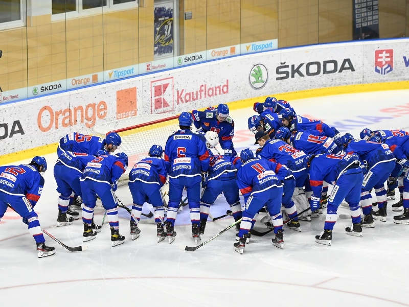 Na snímke tím slovenskej hokejovej reprezentácie do 20 rokov 