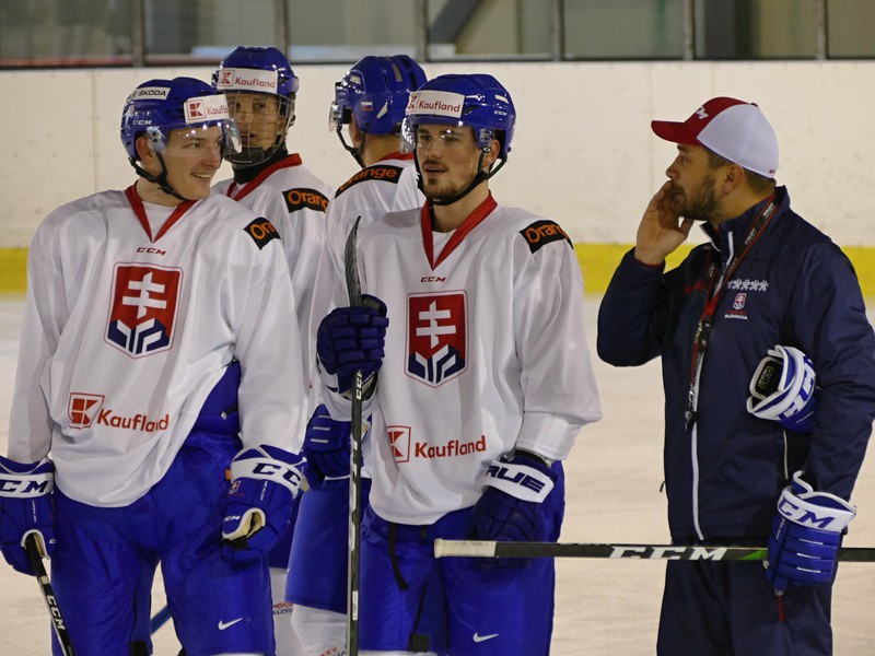 Na snímke Oliver Okuliar, Maxim Čajkovič a asistent hlavného trénera SR 20 Viliam Čacho počas tréningu slovenskej hokejovej reprezentácie do 20 rokov