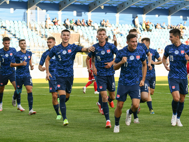 Na snímke radosť hráčov Slovenska po úvodnom góle v  zápase kvalifikácie C-skupiny na ME do 21 rokov vo futbale Slovensko - Litva
