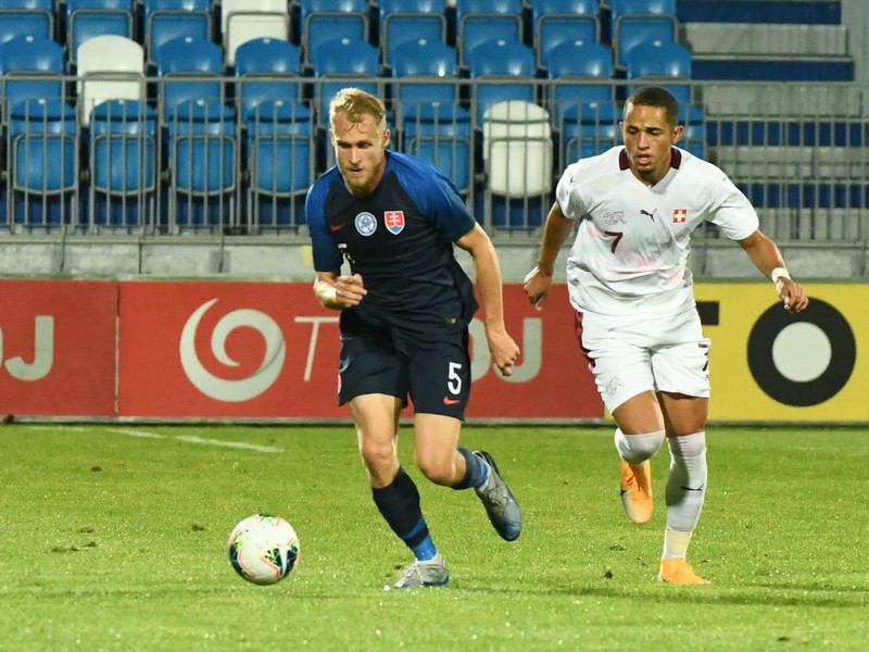 Na snímke zľava Lukáš Fabiš (SR) a Noah Okafor (Švajčiarsko) v zápase kvalifikácie ME 2021 hráčov do 21 rokov vo futbale Slovensko - Švajčiarsko