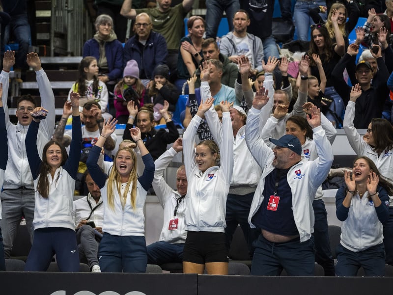 Na snímke slovenský tím, vľavo Tereza Mihalíková, tretia zľava Radka Zelníčková, štvrtá zľava Anna Karolína Schmiedlová a vpravo Renáta Jamrichová počas zápasu kvalifikácie 