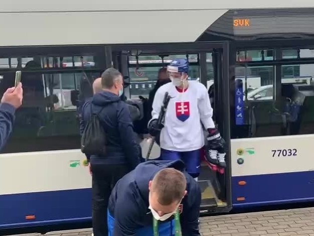 Slovenskí hokejisti išli na tréning autobusom
