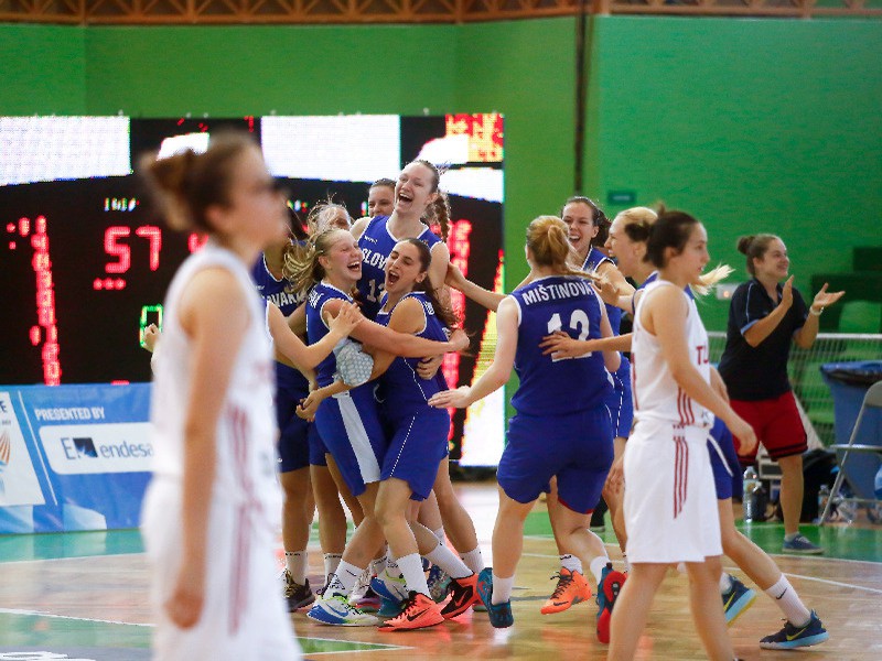 Mladé slovenské basketbalistky po výhre nad Tureckom