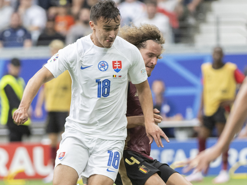 Slovenský futbalista David Strelec (vľavo) a hráč Belgicka Wout Faes bojujú o loptu v zápase E-skupiny Belgicko - Slovensko