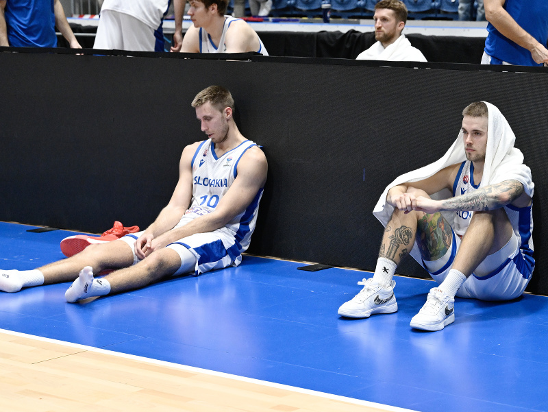 Zľava Vladimír Brodziansky a Mário Ihring (obaja Slovensko) reagujú po tesnej prehre