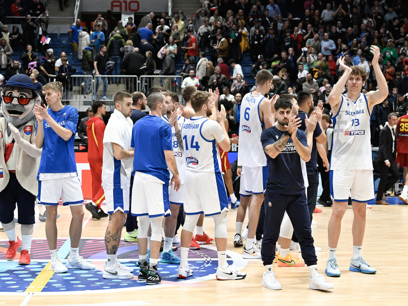 Slovenskí basketbalisti ďakujú fanúšikom po tesnej prehre