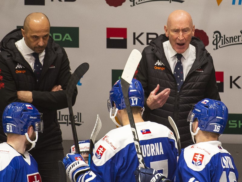 Na snímke zľava asistent trénera Ján Pardavý a tréner slovenskej hokejovej reprezentácie Craig Ramsay 