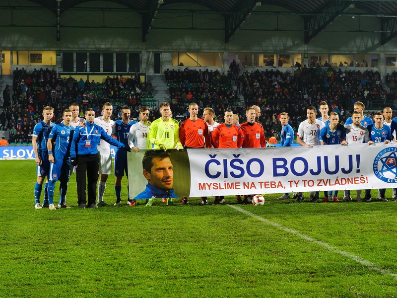 Mužstvá slovenskej a českej reprezentácie s transparentom na podporu chorého slovenského futbalistu Mariána Čišovského
