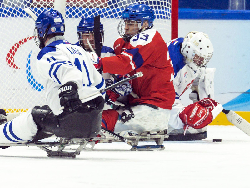 Na snímke vľavo Marián Ligda a vpravo brankár Eduard Lepáček (obaja Slovensko) počas zápasu B-skupiny v parahokeji mužov Česko - Slovensko na zimných paralympijských hrách v Pekingu