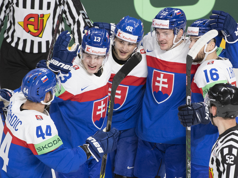 Na snímke slovenskí hokejisti sa radujú po góle na 2:1 zľava Mislav Rosandič, František Gajdoš, Viliam Čacho, Oliver Okuliar a Róbert Lantoši v zápase základnej B-skupiny Slovensko - Česko 