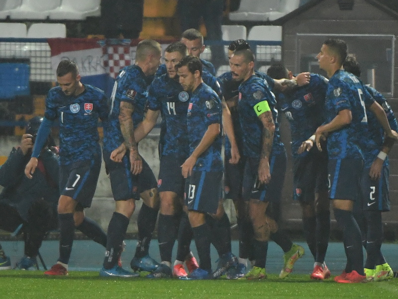 Slovenskí futbalisti sa tešia po strelení úvodného gólu