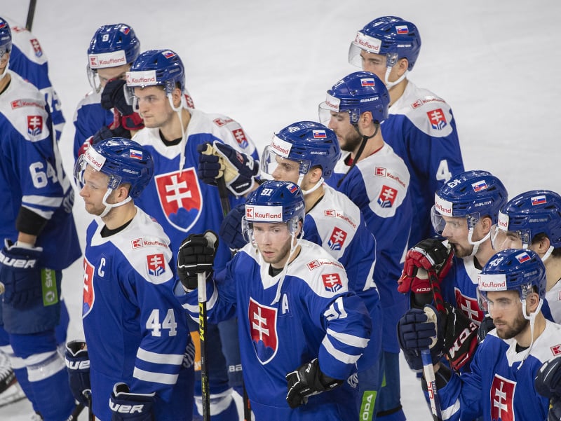 Na snímke slovenskí hokejisti prehre 3:4 po predĺžení 