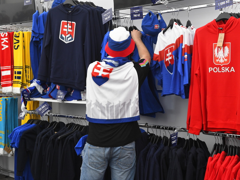 Fanshop v Ostrave čelil nájazdu Slovákov, ich dresy už nie sú