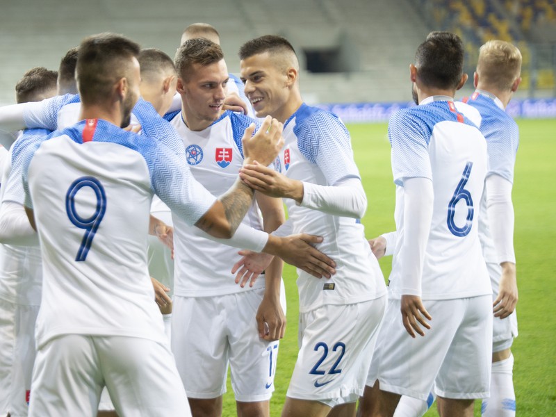 Na snímke hráči futbalovej reprezentácie SR do 21 rokov oslavujú prvý gól v zápase kvalifikácie ME 2019 hráčov do 21 rokov Slovensko - Estónsko v Dunajskej strede
