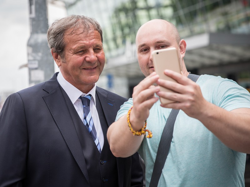 Tréner Kozák s fanúšikom pred odletom na majstrovstvá Európy do Francúzska.