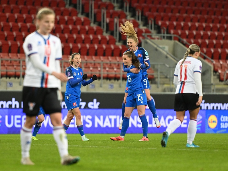 Na snímke radosť hráčok Slovenska po strelení gólu