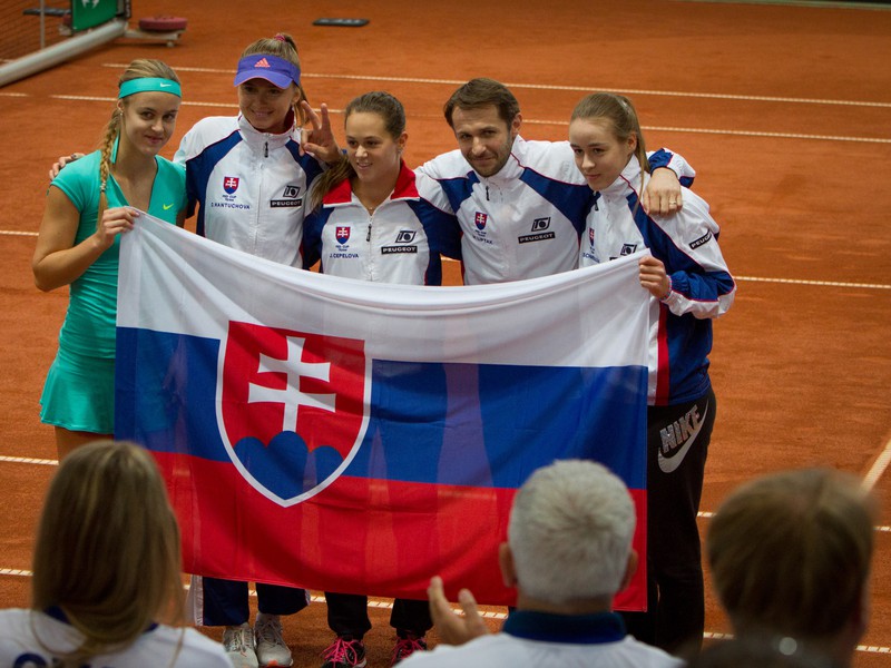 Anna Karolína Schmiedlová (vľavo) získala pre Slovensko ďalší bod, ktorý rozhodol o triumfe nad Švédskom